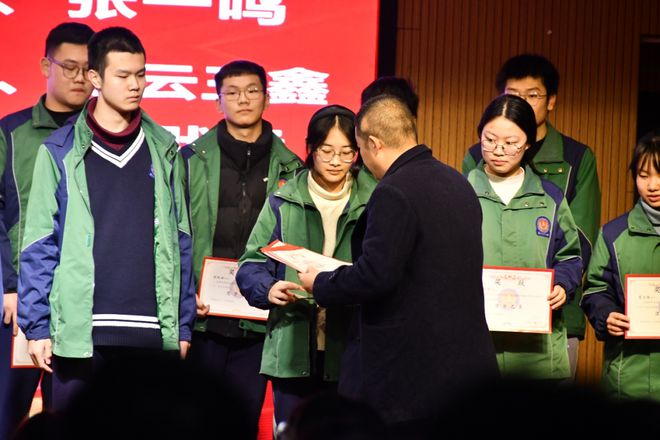 Has Guan Zuichen retired?(Guan Chenchen's profile and resume)